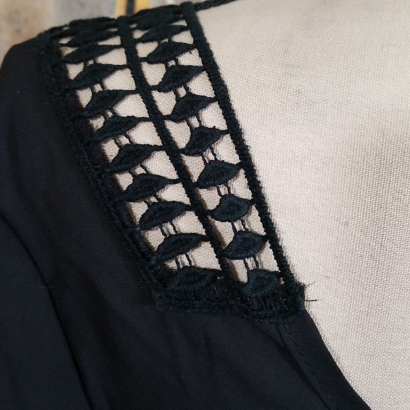 Black scoop neckline top. Size S - Picture 6 of 8